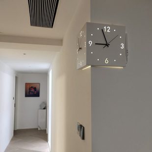 钢制拐角转角数字镂空静音两面挂钟免打孔装 简约 饰 时尚 现代风格