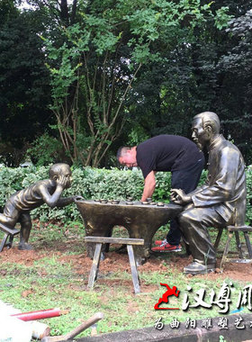 玻璃钢仿铜人物雕塑公园景观民俗小品雕塑小孩和父亲猜拳洗衣雕塑
