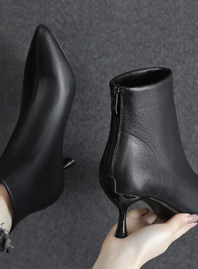 大码女靴子41一43秋冬季加绒马丁靴2024新款尖头高跟短靴细跟女鞋