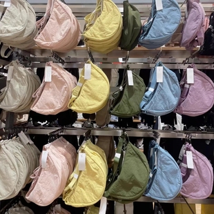 单肩斜挎包 轻便男女尼龙褶皱潮小挎包 日单 2025超火饺子包