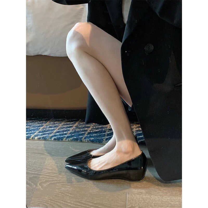 2025新款春秋法式黑色尖头气质平底鞋女小众浅口鞋子百搭通勤单鞋