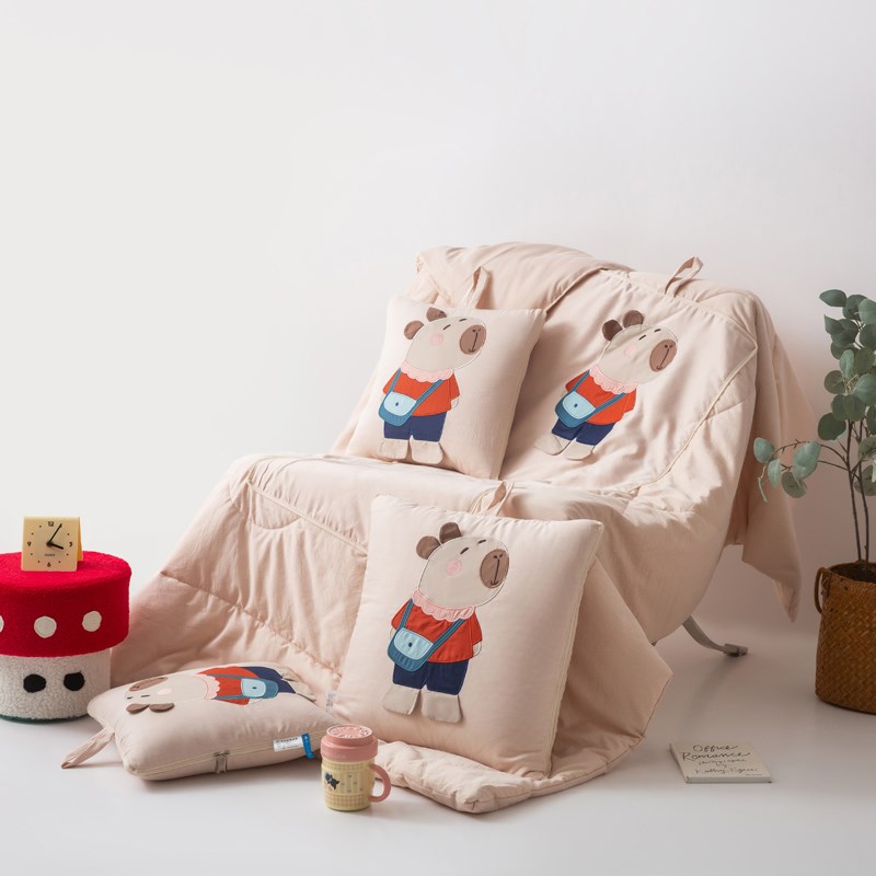 卡皮巴拉抱枕被子两用车载车用汽车办公室午睡空调被抱枕毯二合一