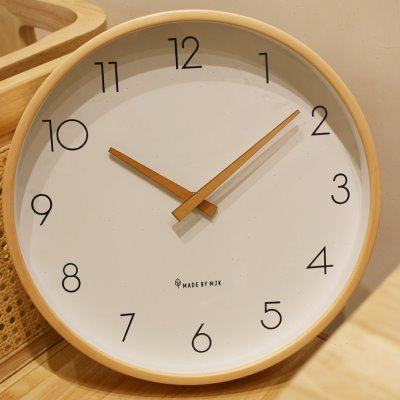 MJK日式简约现代实木钟表挂钟客厅2023新款家用时尚静音时钟挂墙