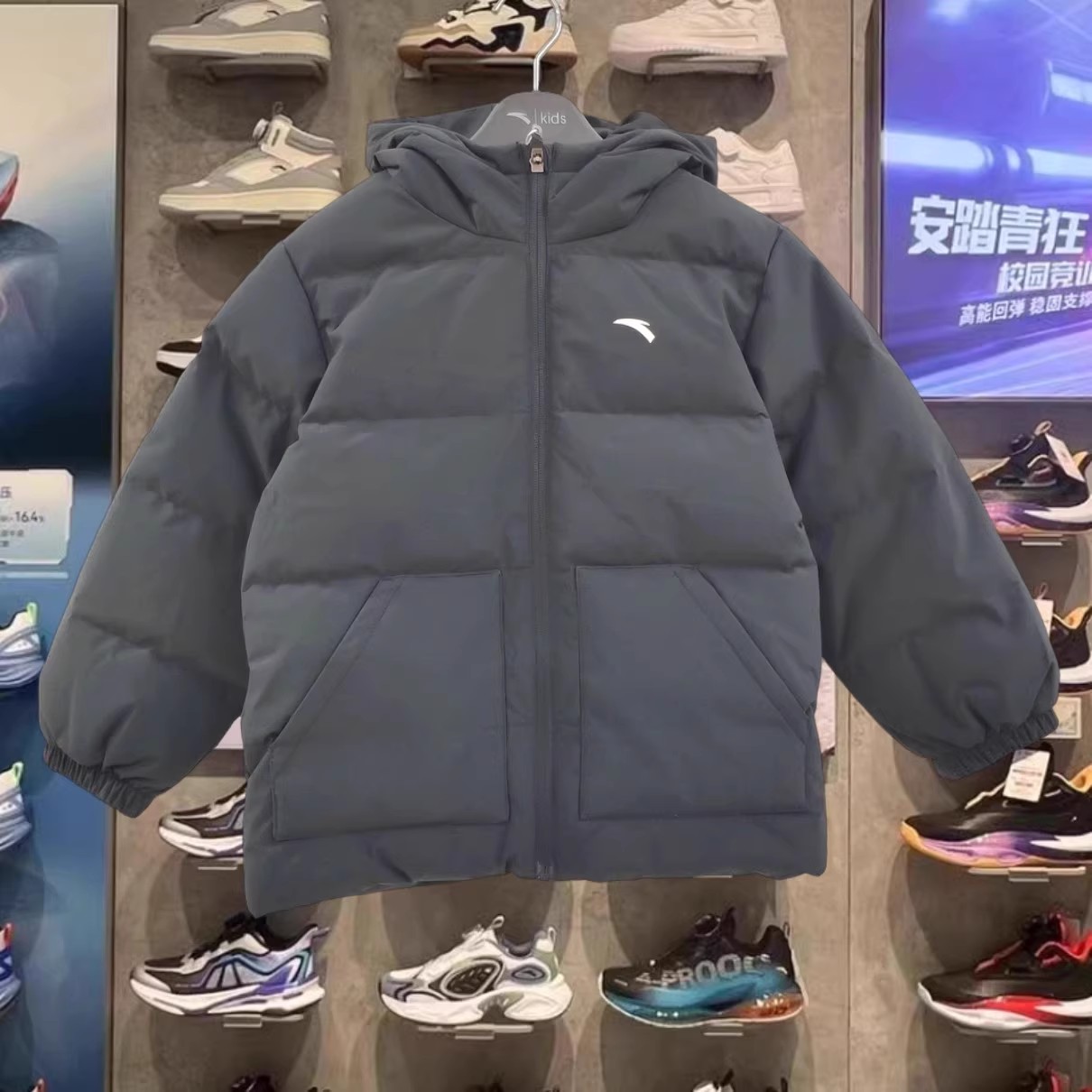 安踏2025冬款男儿童中国冰雪系列保暖舒适短款羽绒服352549925