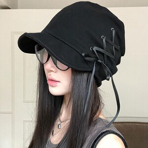 甜酷交叉绑带前进帽女