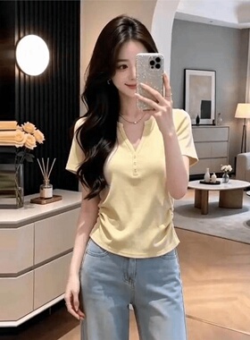 休闲风半开V领短袖T恤女夏季显瘦设计感小众百搭纽扣收腰遮肉上衣