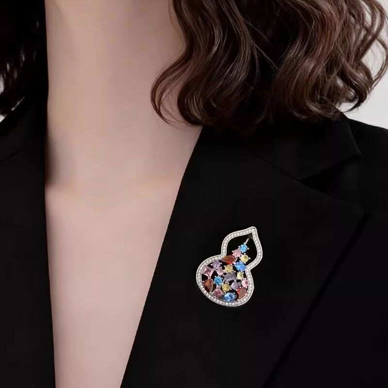 轻奢高级感超闪彩钻葫芦胸针男女气质奢华高档别针配西装大衣领针