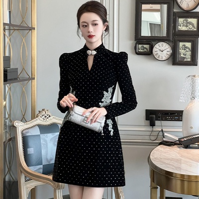 气质漂亮独特丝绒烫钻小黑裙