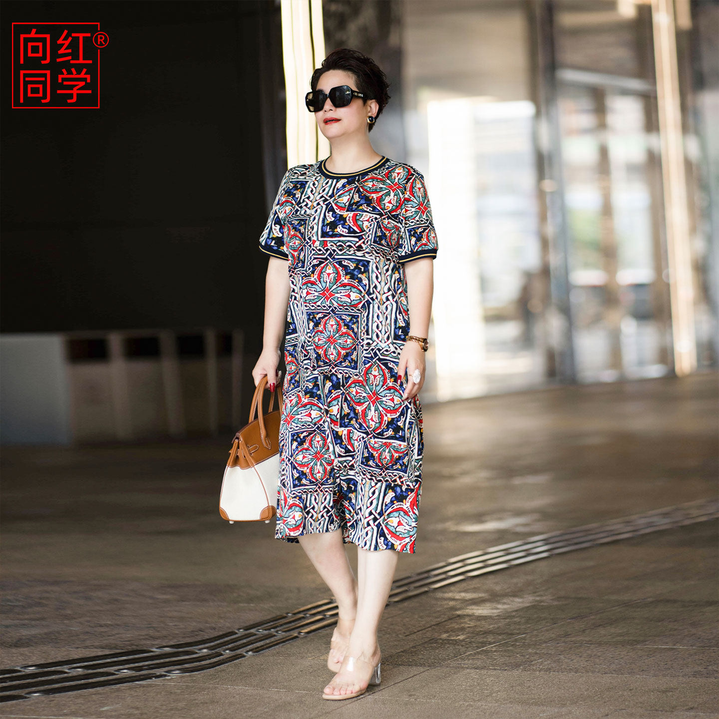 向红同学大富婆2026年夏新款大码女装宽松减龄印花休闲连衣裙0136