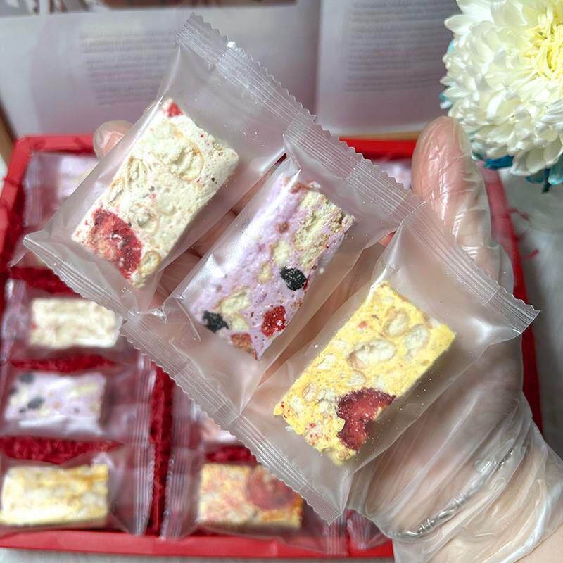 新货羊奶芙草莓蓝莓芒果味混搭口味冻干雪花酥手工糕点休闲办