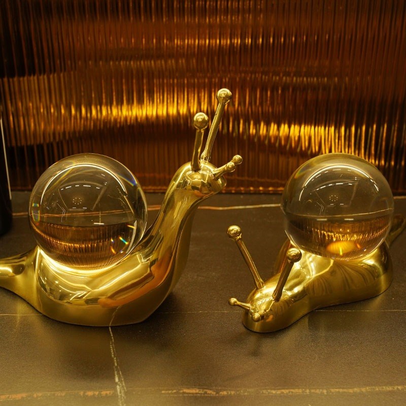 创意蜗牛水晶球轻奢摆件后现代样板房客厅电视柜玄关软装家居饰品