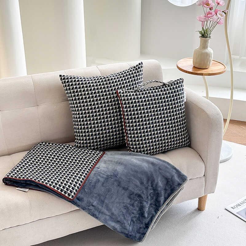 抱枕被子两用可折叠办公室午睡毯舒适车用靠枕空调被车载靠垫新款