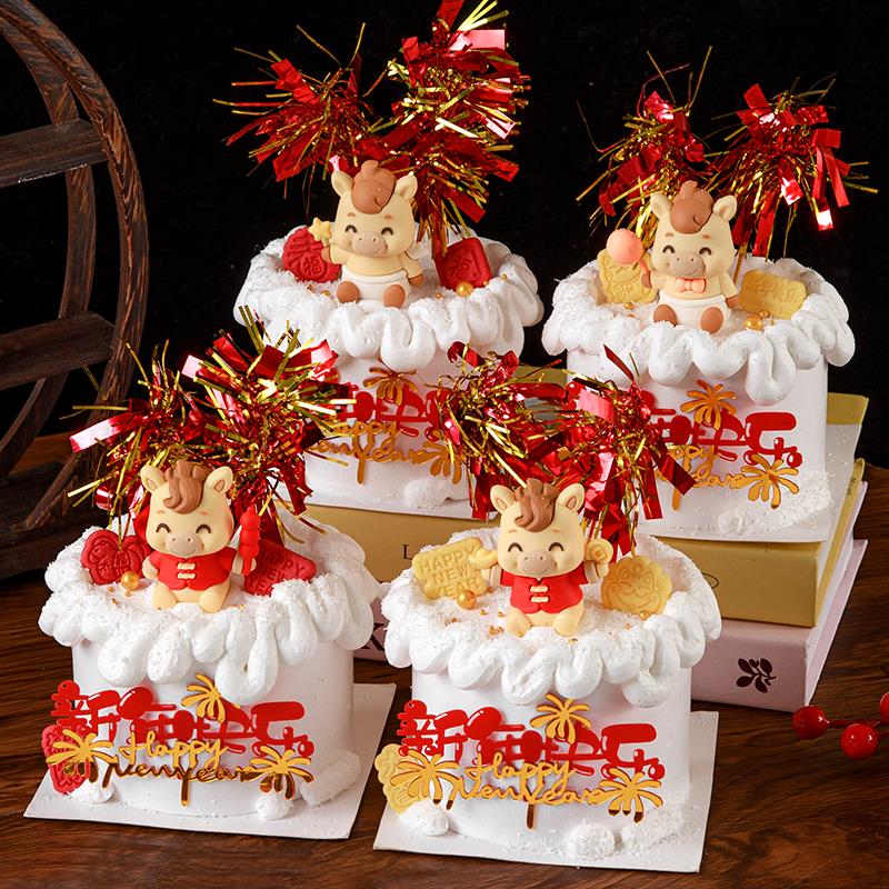 2026新年快乐蛋糕装饰亚克力插牌软胶坐姿小马摆件雨丝插件配件