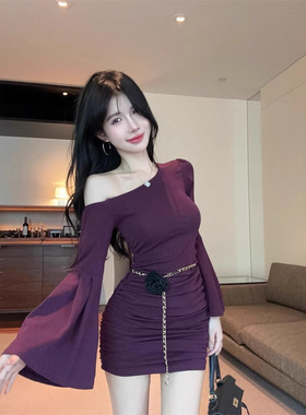 早秋紫色气质喇叭袖褶皱连衣裙女纯欲辣妹斜肩修身收腰包臀短