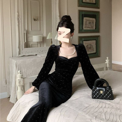 烫钻丝绒连衣裙赫本风方领秋冬女感鱼尾摆自带胸垫显瘦连衣裙