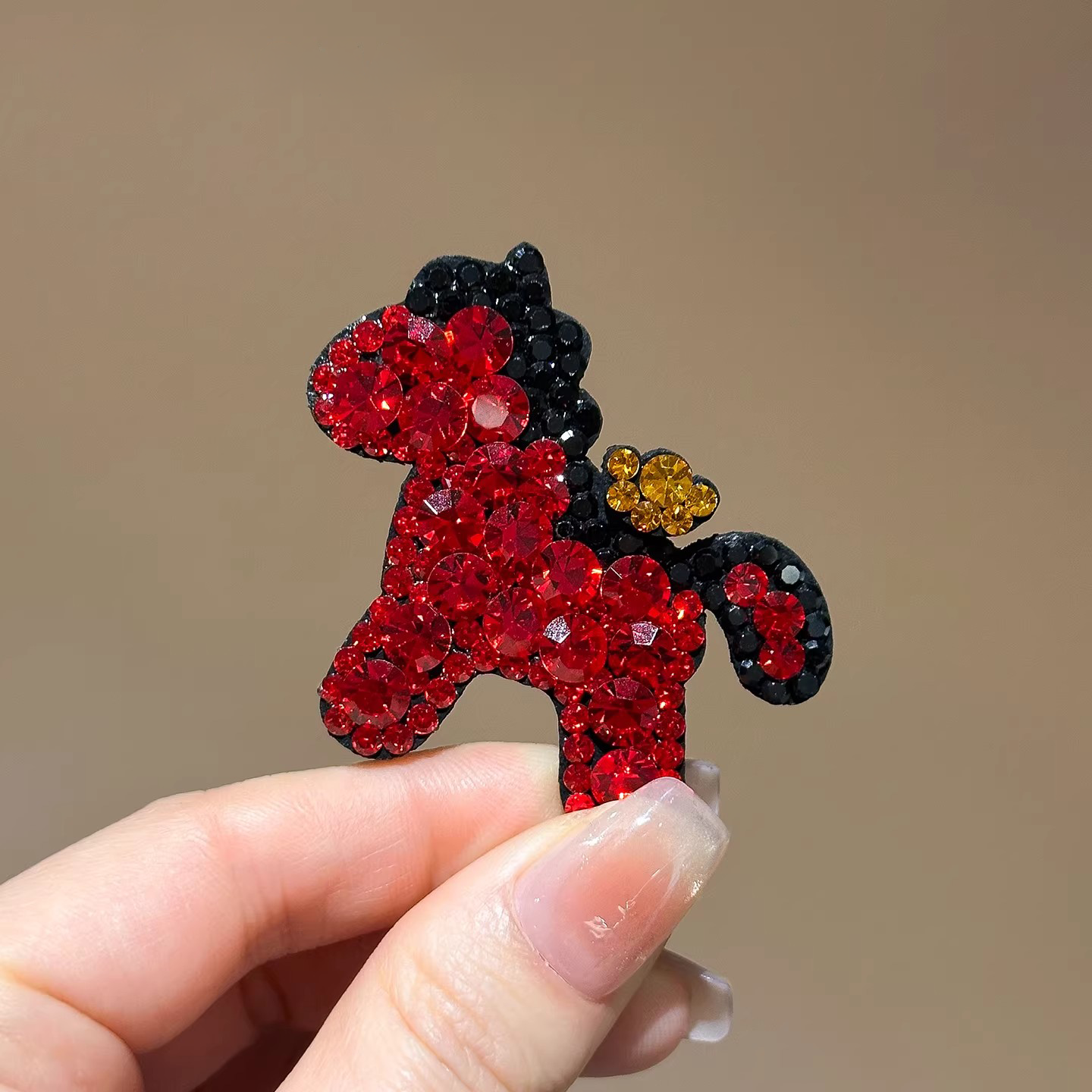 韩版新年满钻元宝小马发夹高级感侧边发卡发饰个性时尚彩钻小夹子,饰品/流行首饰/时尚饰品新,发饰,淘宝优惠券,粉丝福利购,淘宝优惠卷