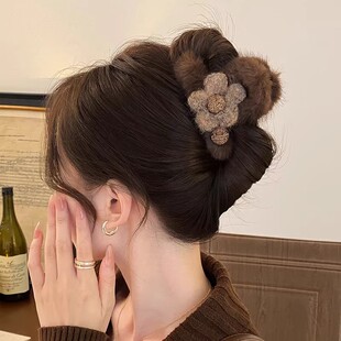 毛绒花朵抓夹女秋冬鲨鱼夹发夹2026新款高级感后脑勺盘发夹子发饰