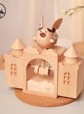 可爱城堡飞猪桌面摆件创s意礼物家居装饰高档大气八音盒木质机械