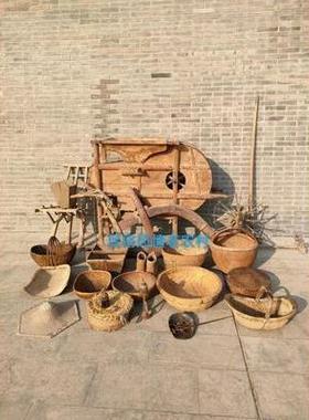 民俗老物件老风车木犁旧木耙老木桶盆簸箕簸箩老风箱木斗农耕农具