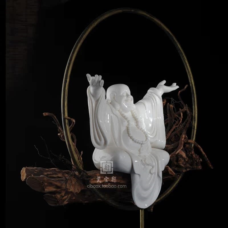 招财弥勒佛笑口常开德化白瓷笑佛搭木头底座家居办公桌面工艺摆件