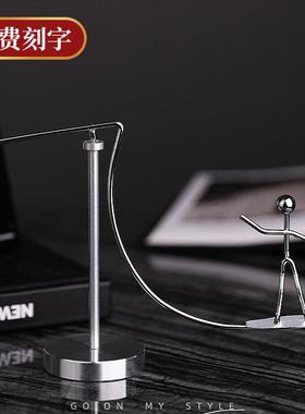 北欧ins创意可爱混沌牛顿摆金属不倒翁小铁人办公桌物理平衡摆件