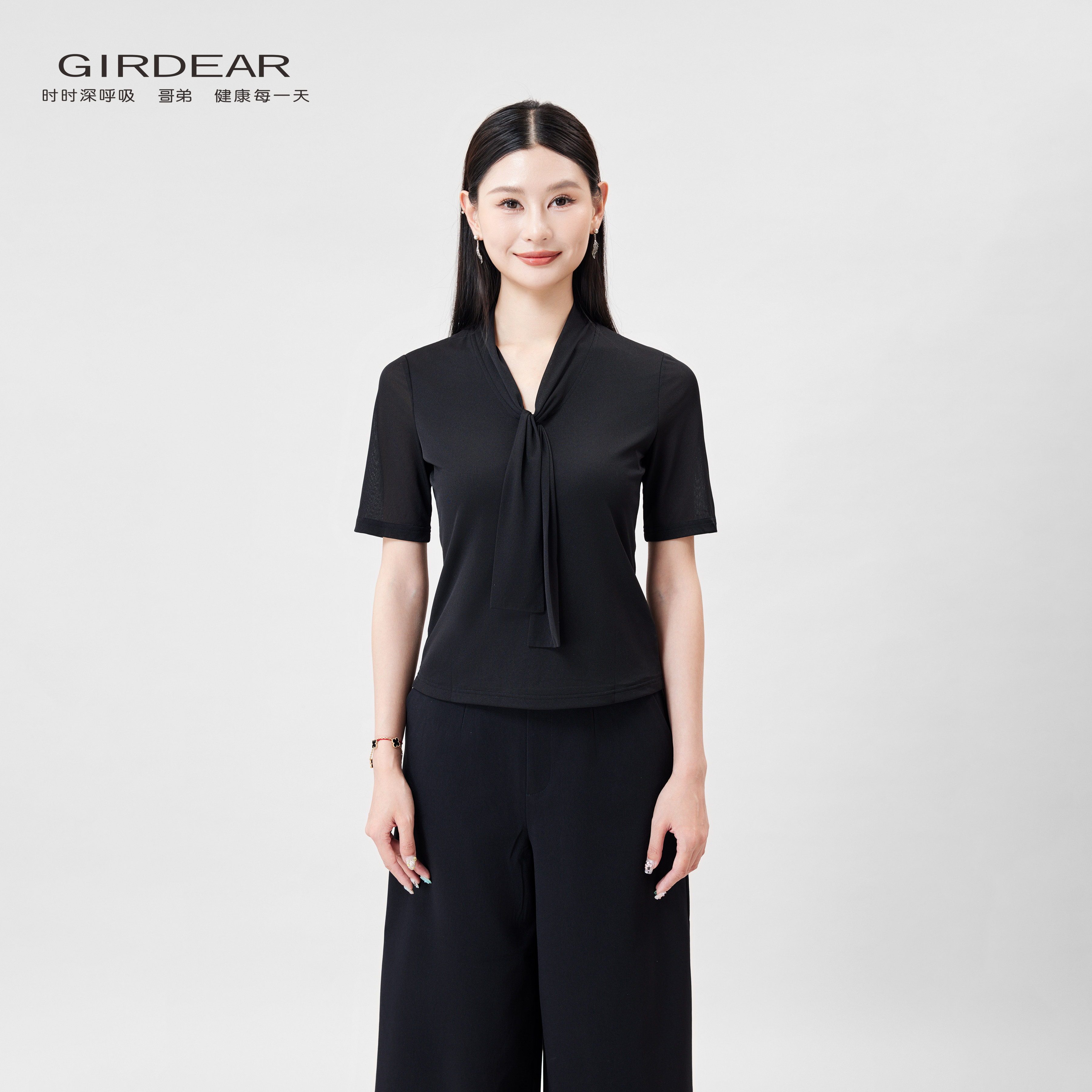 Girdear/哥弟V领飘带短袖衬衫女修身气质通勤上衣130159