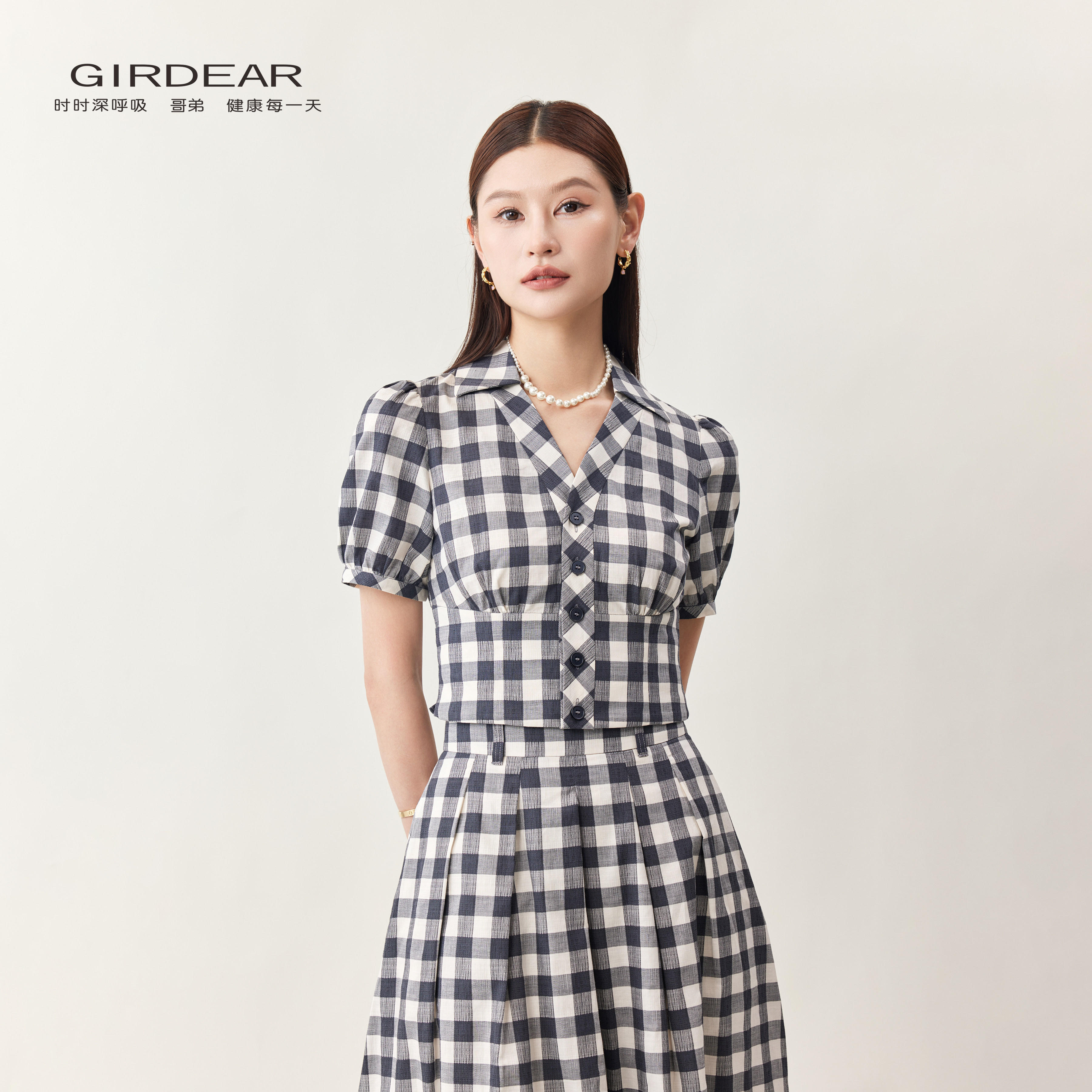 Girdear/哥弟【黄亦玫同款】复古格子女减龄通勤泡泡袖衬衫130071