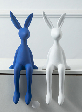 高级感克莱因蓝创意卡通陶瓷坐姿兔子摆件家居客厅电视柜软装饰品