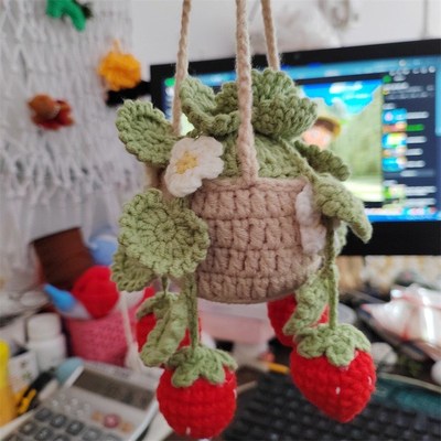 毛线手工编织草莓汽车挂件车内后视镜装饰特色礼品diy成品花朵