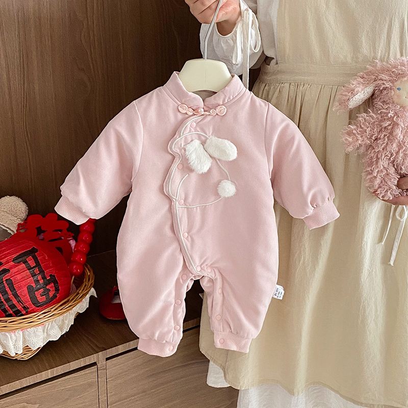 婴儿衣服冬季夹棉连体衣2025新款小月龄女宝宝中式洋气保暖爬爬服