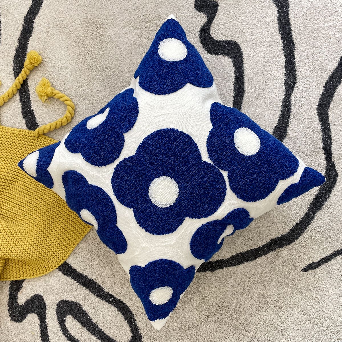 蓝色刺绣花朵靠枕沙发腰枕床头飘窗靠垫北欧ins风抱枕套克莱因蓝