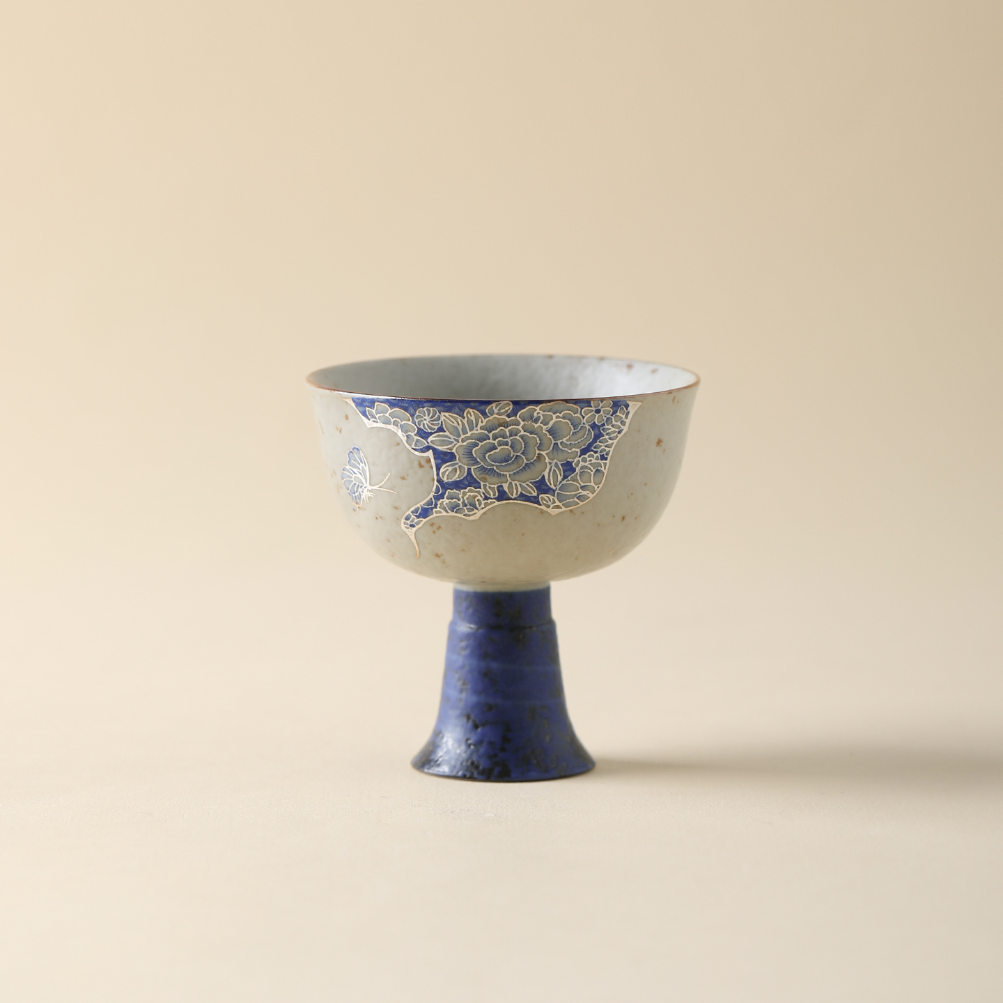 宏逐青花火石红蓝牡丹高足茶杯