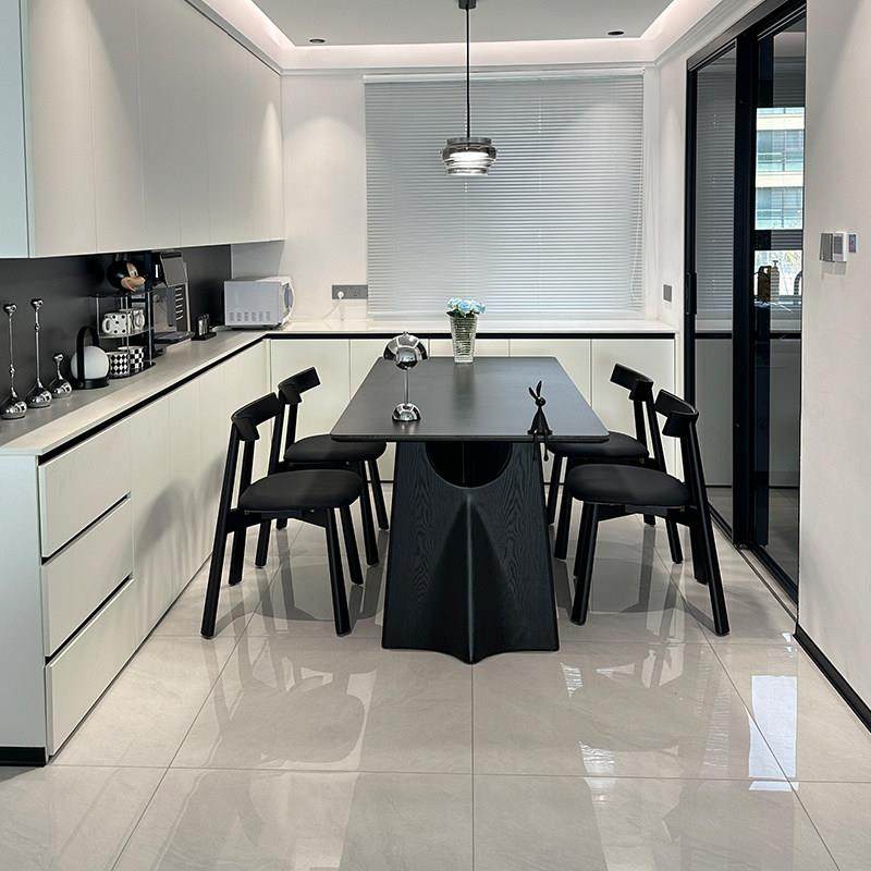 奥古斯特飞鸦黑色岩板餐桌复古风家用长方形2025新款实木岩板餐桌