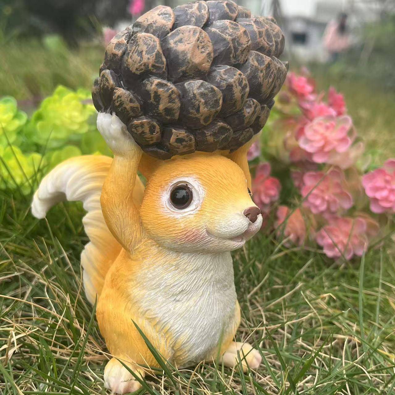 小松鼠举松果装饰摆件可爱动物家居桌面摆设阳台户外园艺造景7818