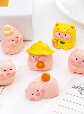 可爱招财小黄帽小猪萌粒装饰品迷你车载电脑工位治愈系桌面小摆件