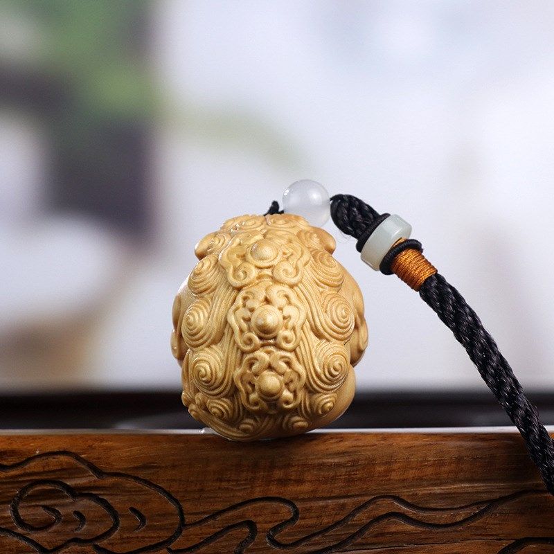 招财貔貅黄杨木转运球男士木雕刻把玩挂件车载抱球图片