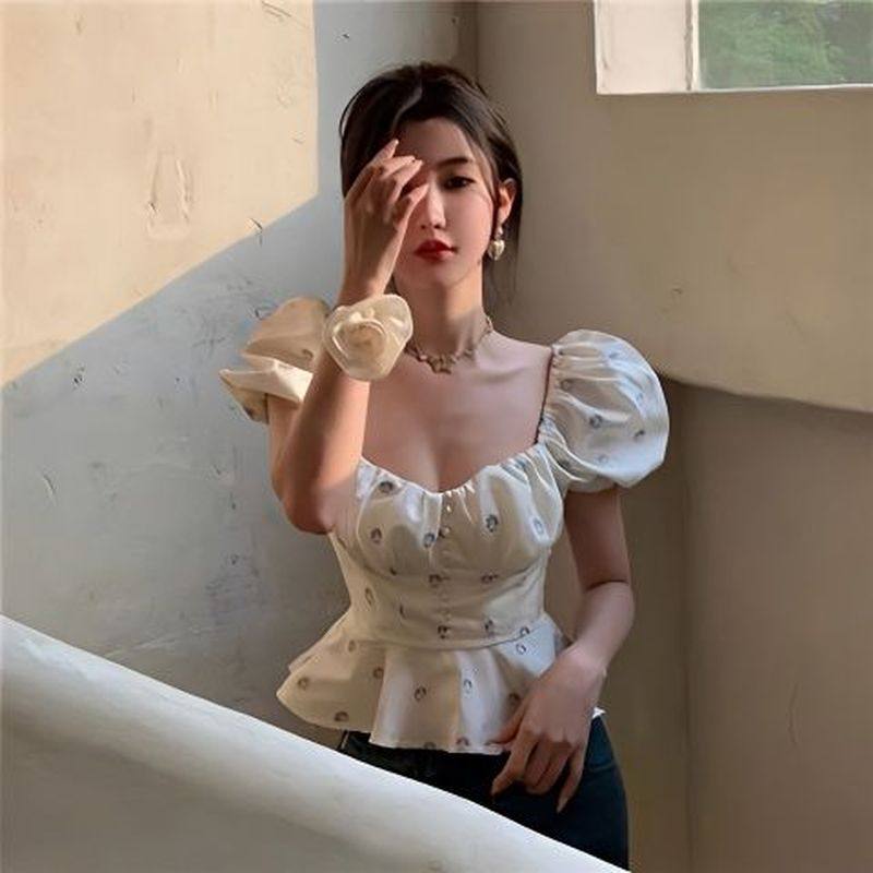 性感泡泡袖碎花上衣女夏2025新款收腰显瘦法式名媛荷叶边方领上衣