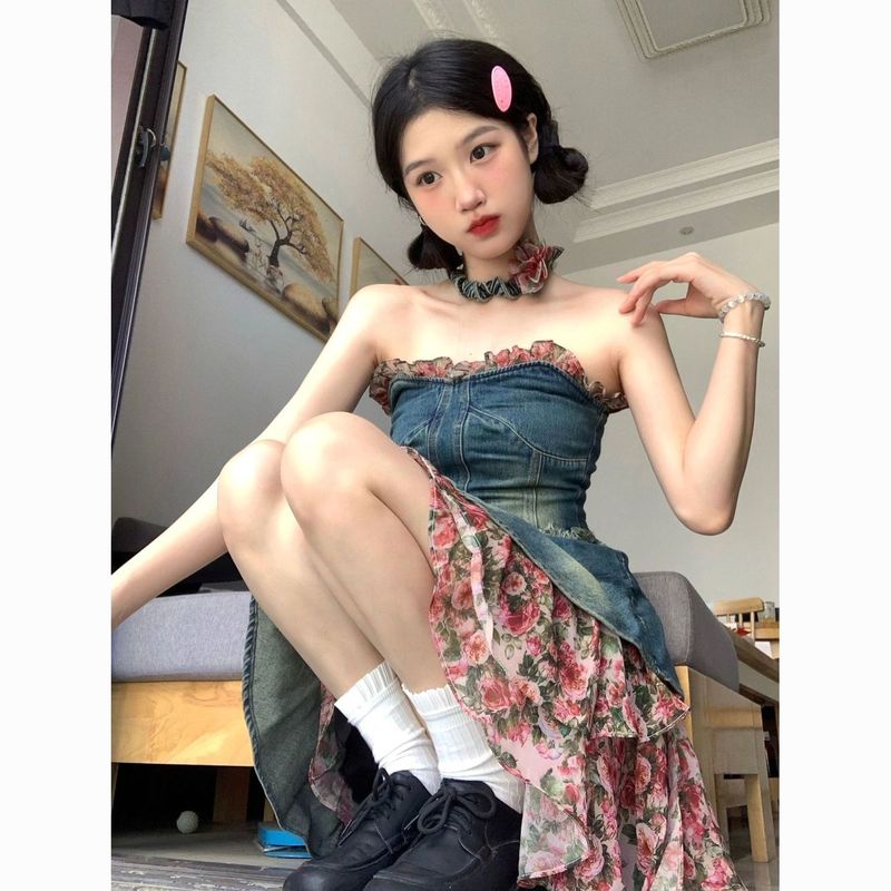 大码玫瑰碎花拼接毛边牛仔连衣裙女夏季季辣妹设计感收腰抹胸裙潮