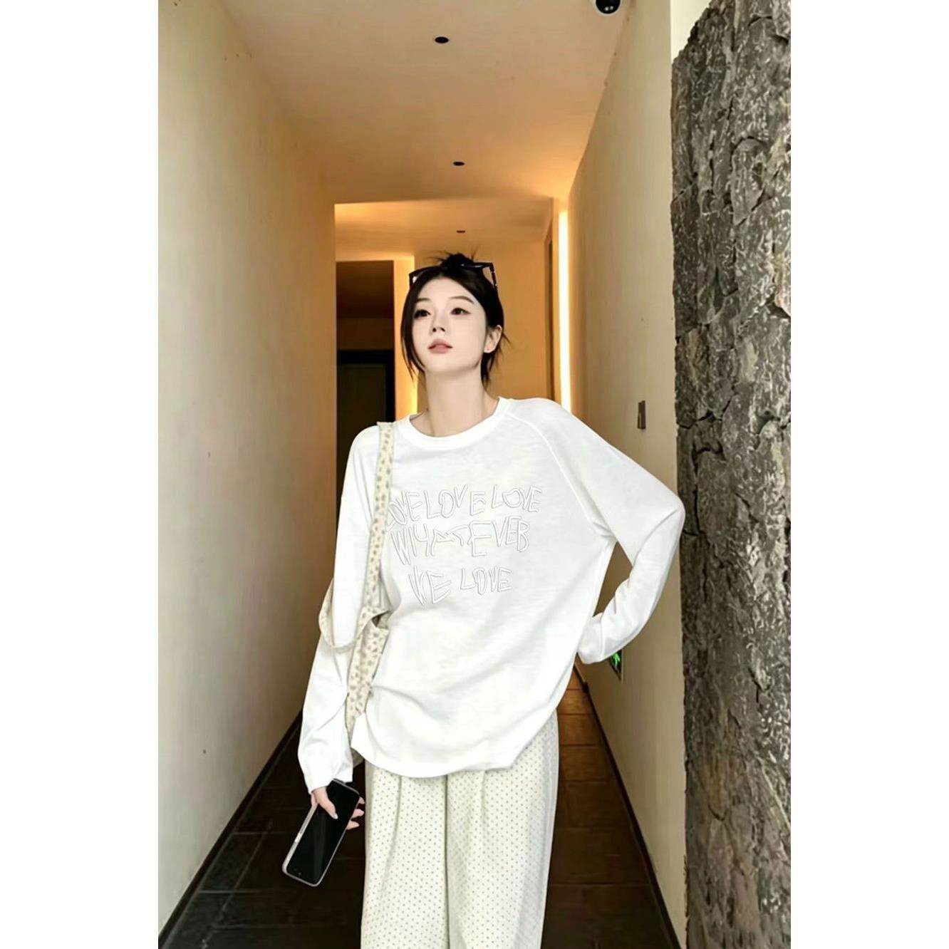 休闲风白色字母印花长袖恤女宽松显瘦圆领罩衫上衣慵懒风秋季潮