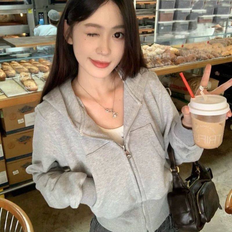 灰色短款连帽卫衣拉链外套女春秋款显瘦新款早秋上衣秋季穿搭开衫