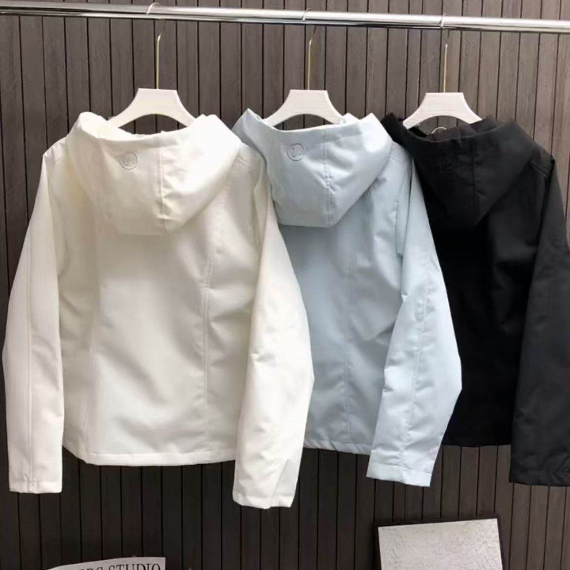 修身显瘦连帽户外冲锋衣外套女短款2026春装休闲瑜伽服运动上衣