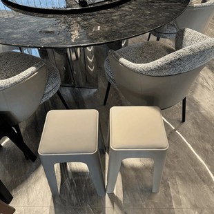 餐厅椅子轻奢风备用塑料凳子软包高级感家用可叠放适合餐桌用方凳