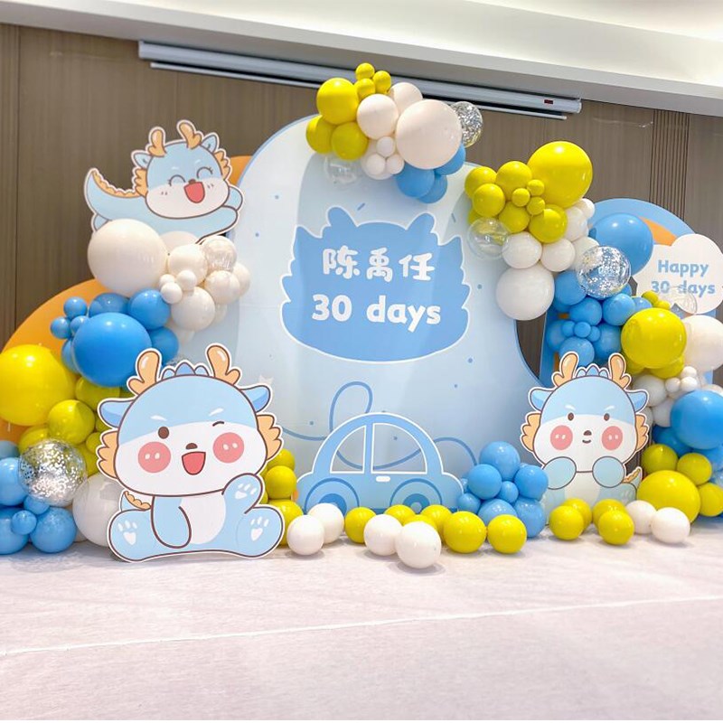 卡通龙宝宝30满月啦酒店餐厅现场气球氛围装扮定制KT板背景拍照墙