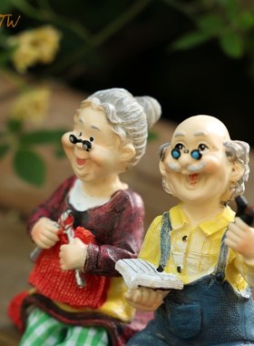 创意享受休闲时光的老爷爷老奶奶客厅电视柜餐桌酒柜橱窗装饰摆件