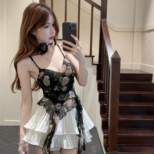 设计感立体花挂脖碎花雪纺吊带上衣女夏季不规则背心百褶裙裤套装