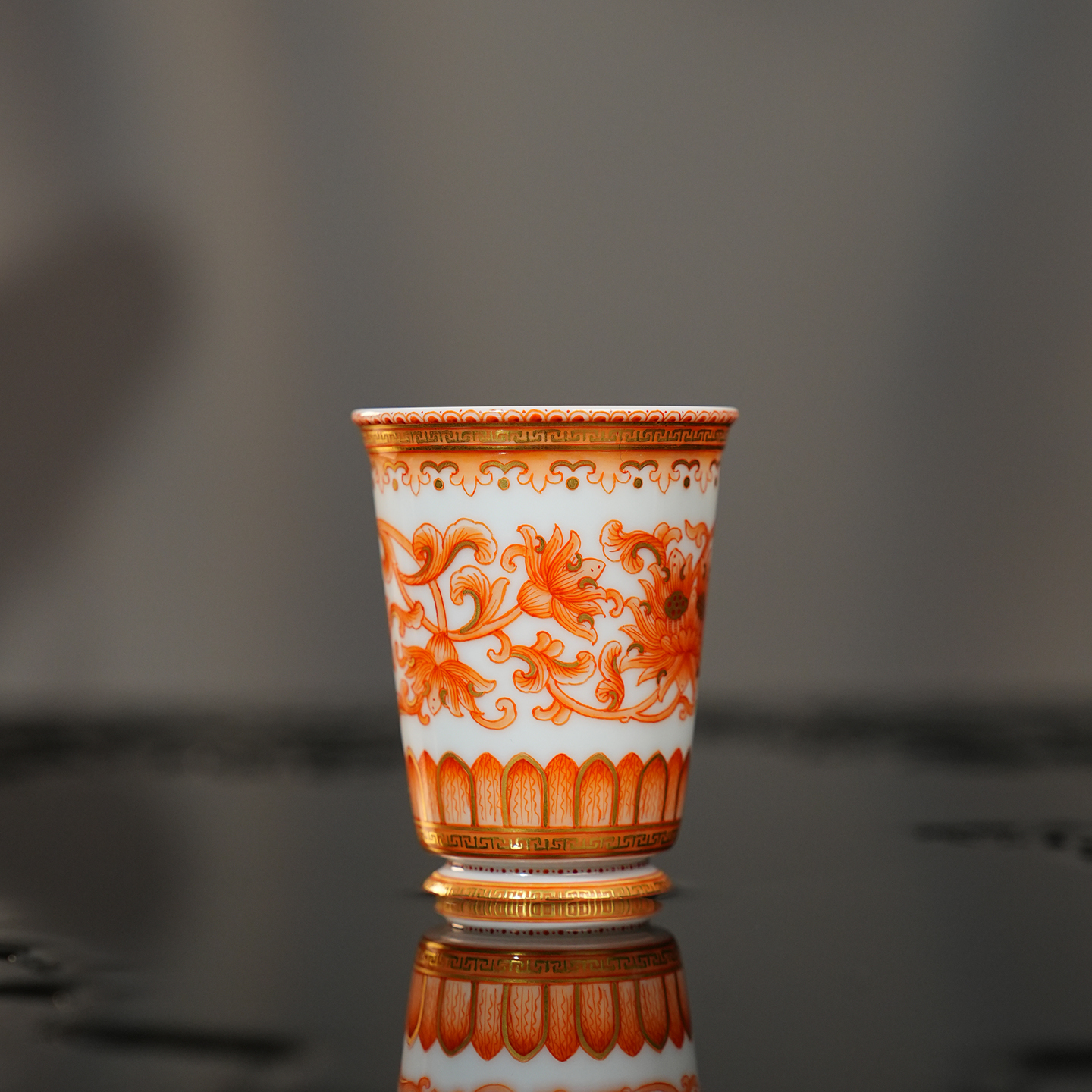 溢珍堂矾红缠枝莲纹小闻香杯