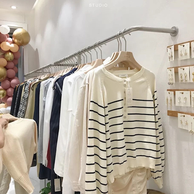 女装店展示架上墙壁挂式侧挂衣架童装店不锈钢拉丝银挂衣杆陈列架