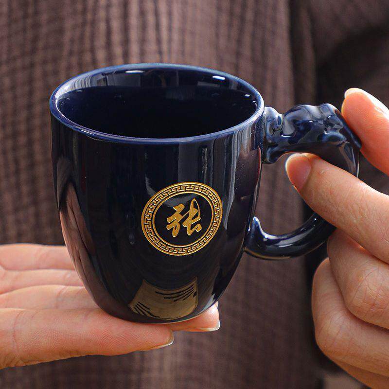 一件刻字陶瓷小茶杯带手柄