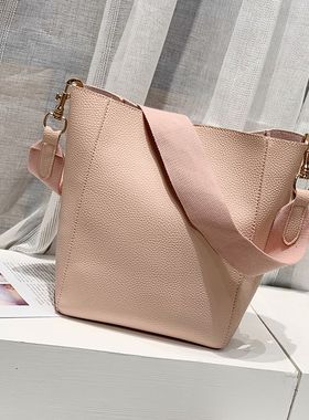 包包2024新款潮欧美超火女时尚宽带sangle包水桶包手提斜挎子母包