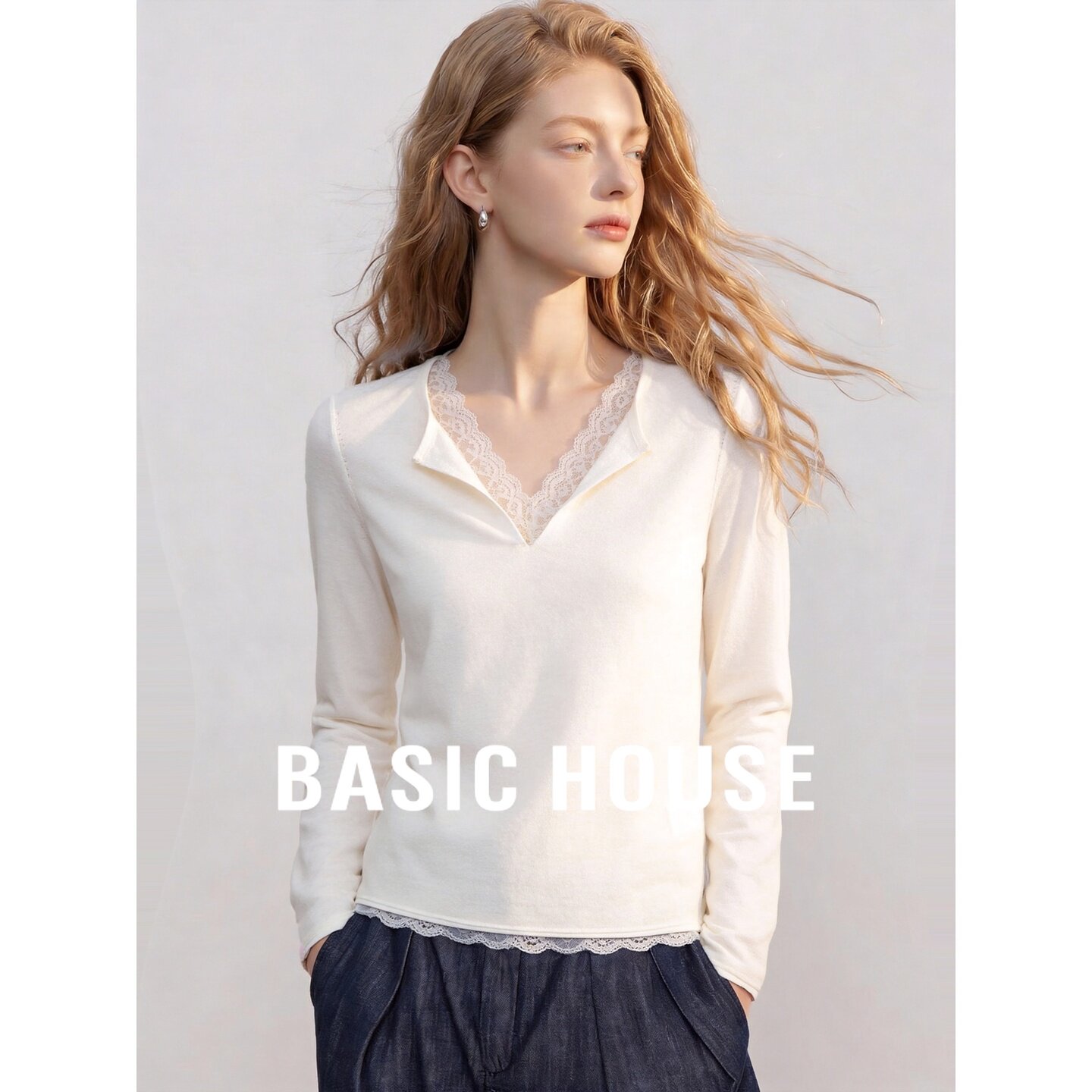 Basic House/百家好莱赛尔蕾丝拼接V领针织衫女长袖百搭舒适上衣